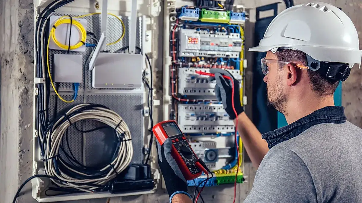 Jak zostać elektrykiem po liceum? Twój przewodnik do zawodu z przyszłością.