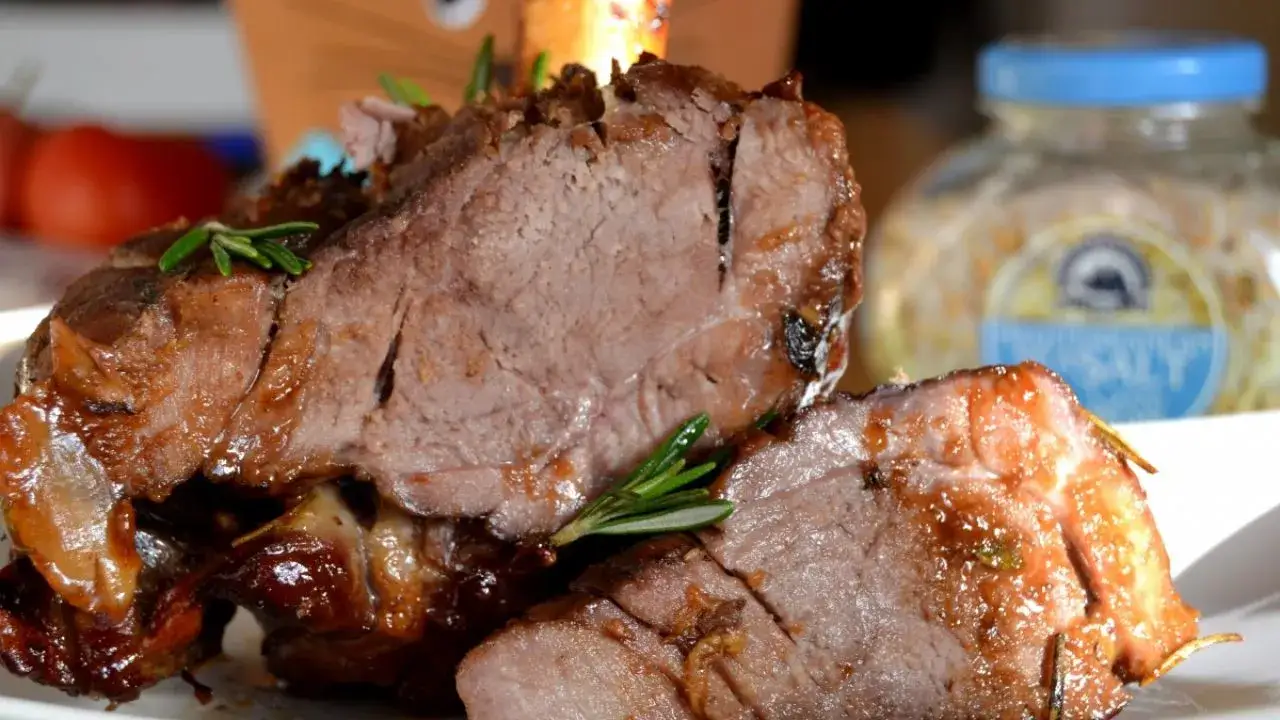 Jak długo piec jagnięcinę? Czas i temperatura dla idealnego smaku