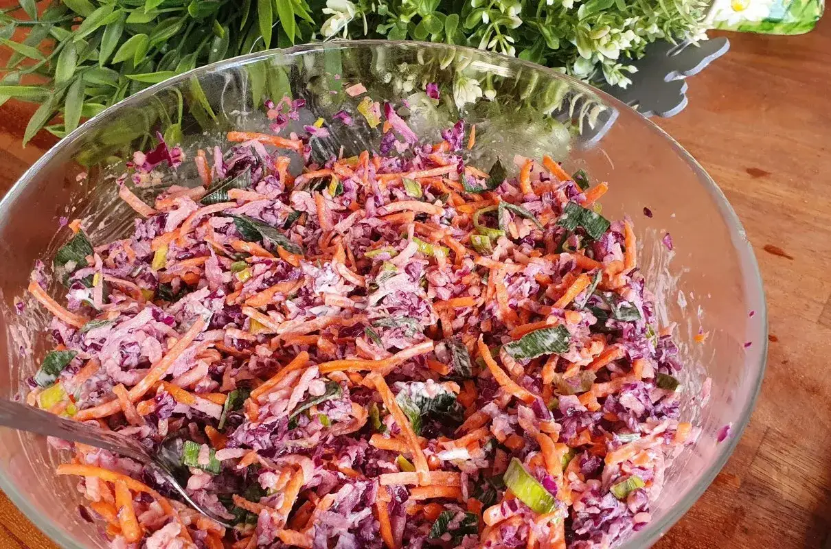 Surówka z białej kapusty jak nad morzem - prosty przepis na smak lata