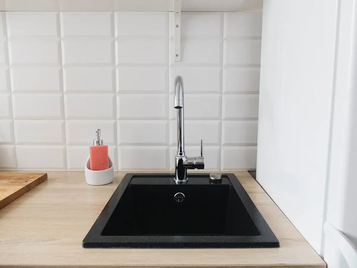 Zlew konglomeratowy: Jak czyścić, by lśnił latami?