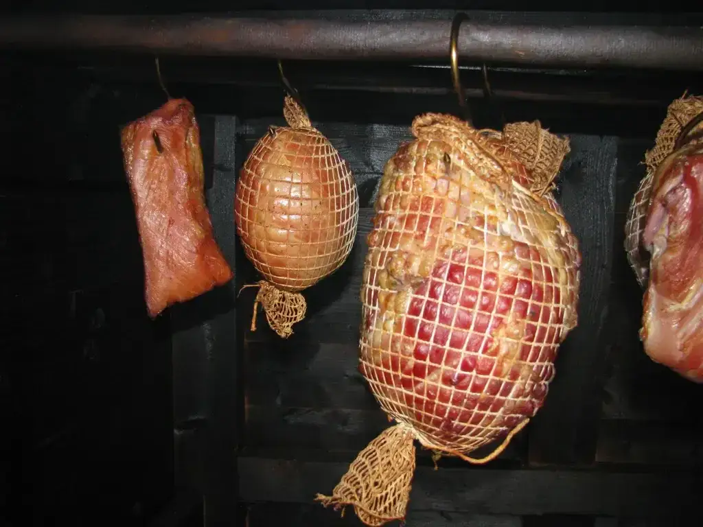 W jakiej temperaturze wędzić ryby? Klucz do smaku i trwałości.