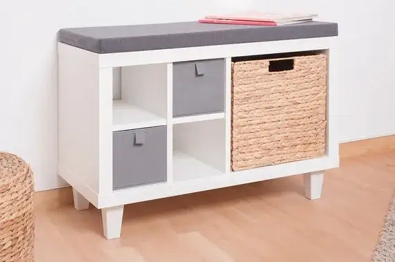 Jak zamontować nóżki do Kallax, aby uniknąć niestabilności i uszkodzeń