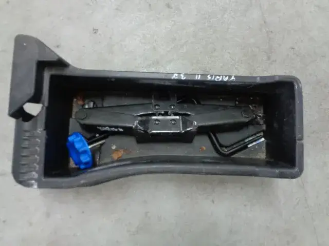 Gdzie dokładnie jest schowany lewarek w Toyocie Yaris? Sprawdź teraz!