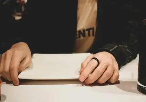 Co oznacza czarna obrączka? Odkryj jej głębokie znaczenie i symbolikę