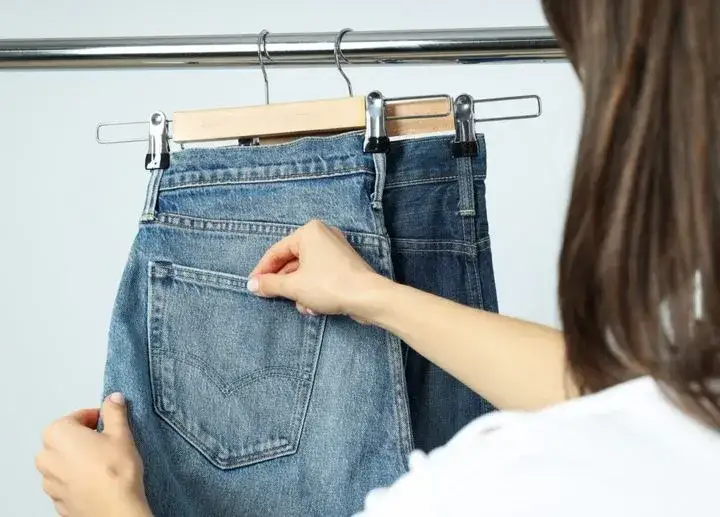 Jak wieszać spodnie na wieszaku, aby uniknąć zagnieceń i uszkodzeń