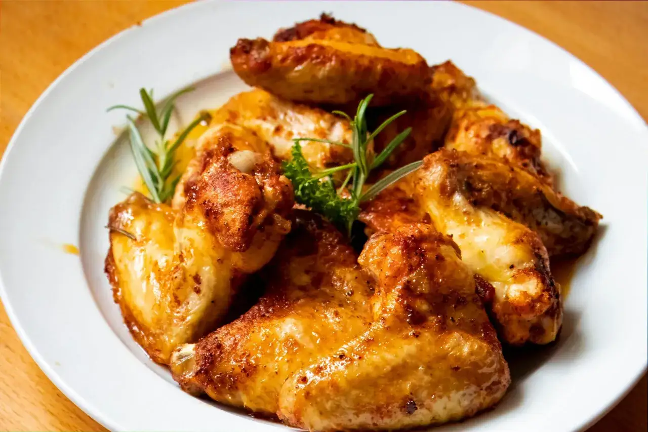 Skórka z kurczaka: kalorie, cholesterol. Czy warto ją jeść?