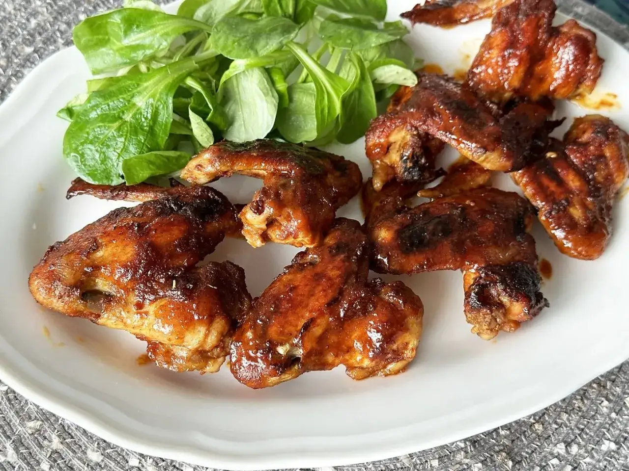 Jak zrobić skrzydełka na grilla - przepis na soczyste i pyszne danie