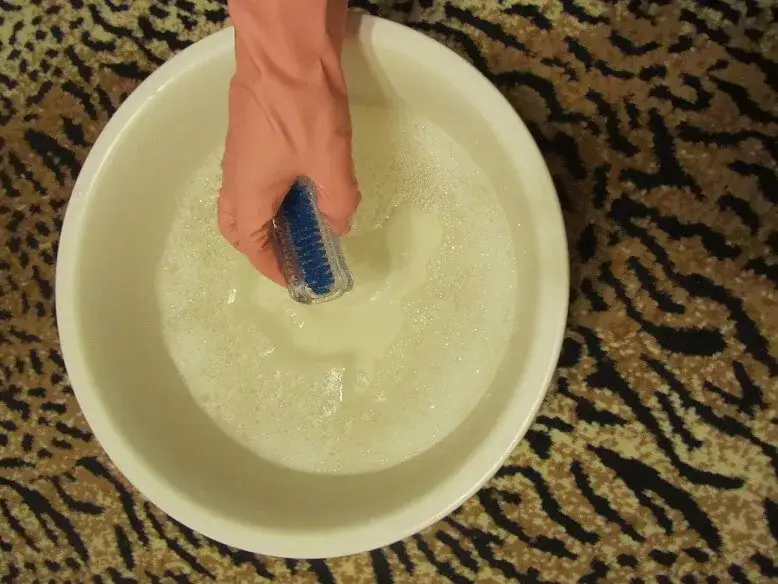 Skuteczne metody jak pozbyć się zapachu moczu z kanapy w domu