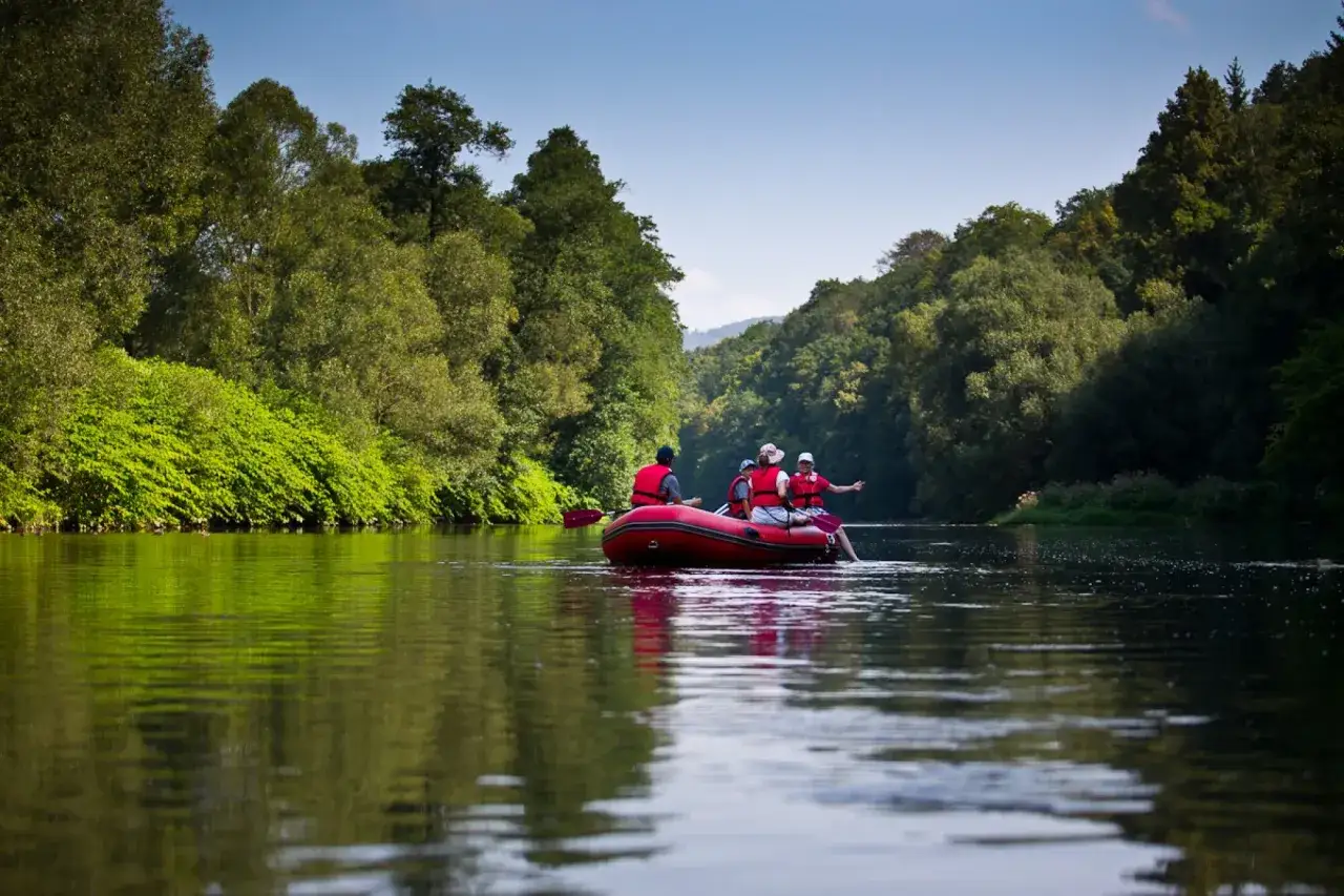 Spływ kajakowy Bardo: Ceny, zniżki i co w cenie? Planuj budżet!