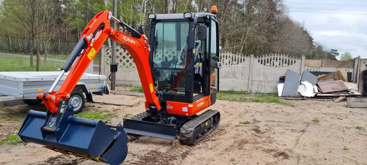 Ile kosztuje minikoparka? Wybierz mądrze: zakup, wynajem, leasing