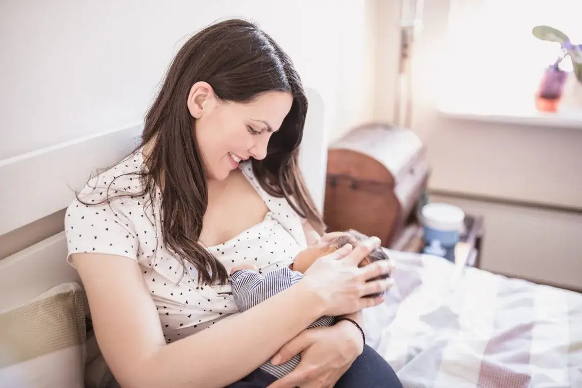 Jak prawidłowo przystawiać dziecko do piersi, aby uniknąć bólu?