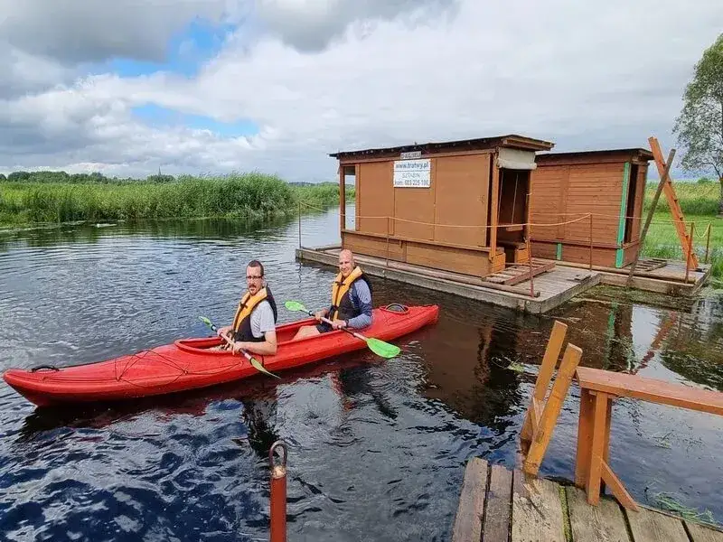 Spływy kajakowe Biebrzą: Przewodnik po trasach, kosztach i logistyce