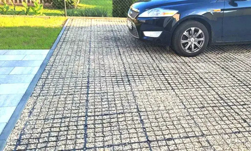 Jak wybrać najlepsze rozwiązanie plastikowej kratki na podjazd i jej zastosowanie