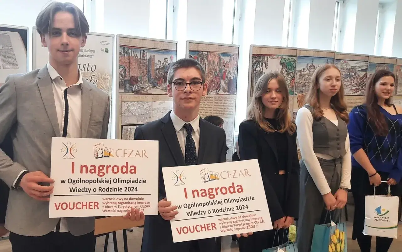 Uczniowie z nagrodami I stopnia w Ogólnopolskiej Olimpiadzie Wiedzy o Rodzinie 2024.