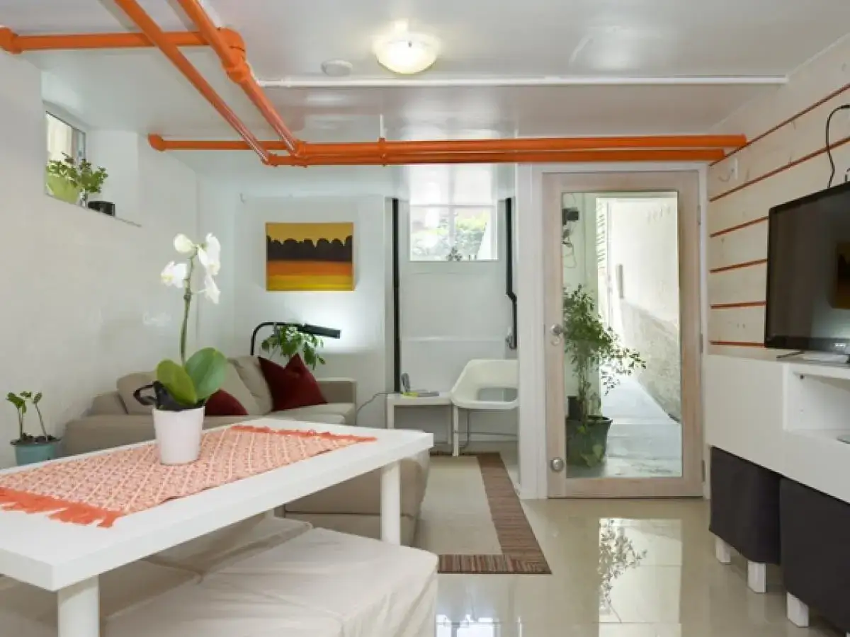 Jak ukryć rury przy suficie i poprawić estetykę wnętrza