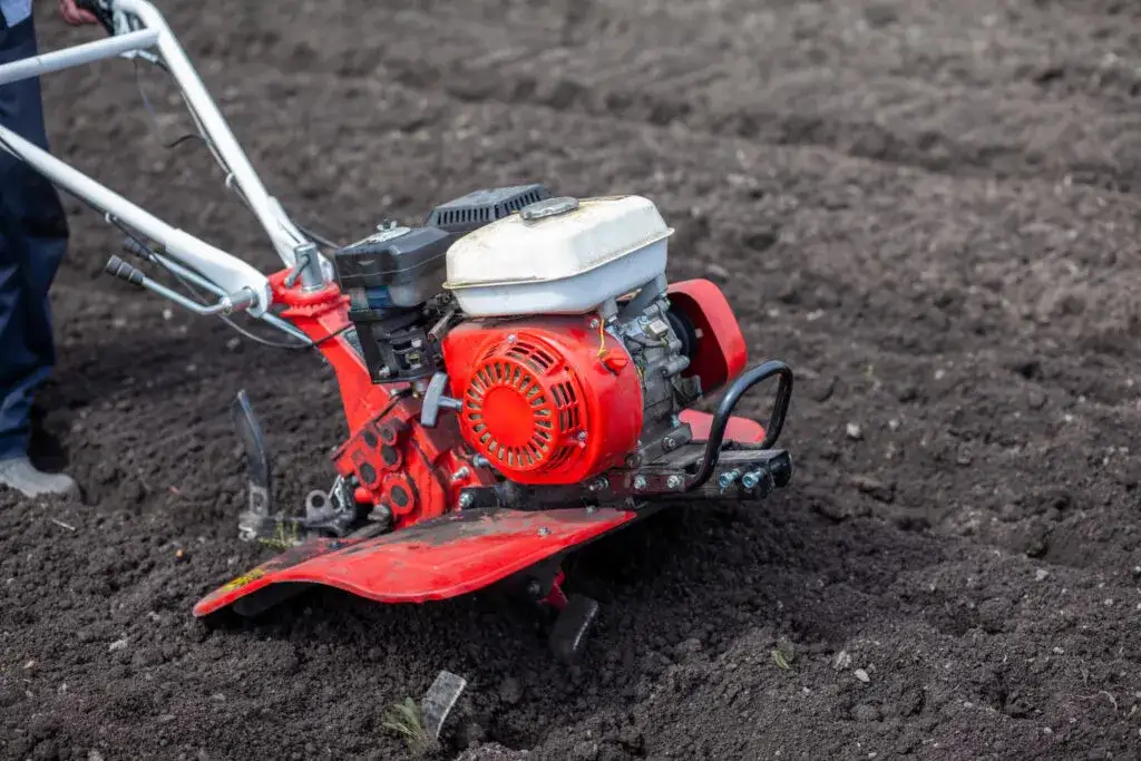 Jak działa glebogryzarka? Kluczowe informacje o jej funkcjonowaniu