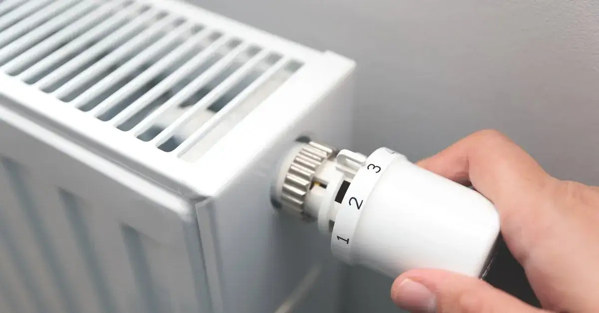 Zimno w bloku? Kiedy włączą ogrzewanie i jak skutecznie interweniować