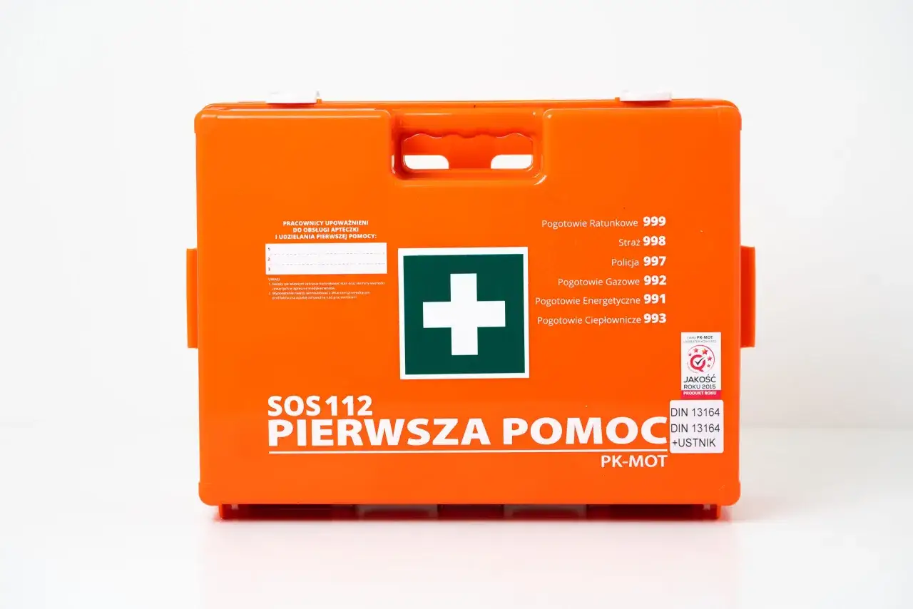 Apteczka pierwszej pomocy: Kompletny przewodnik po wyposażeniu i normach