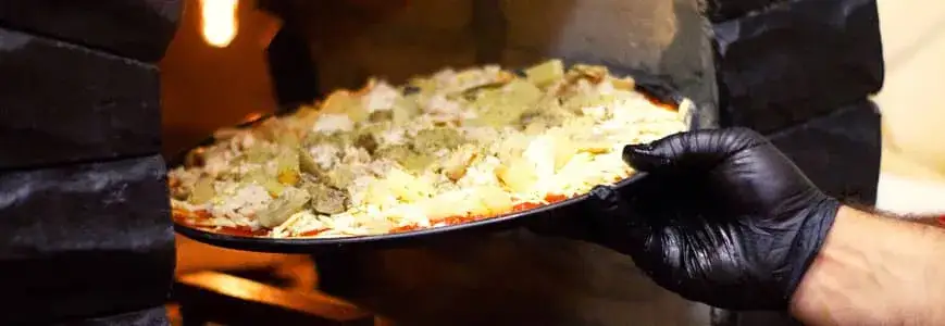 Blacha do pizzy z dziurkami czy bez – która lepsza dla Twojej pizzy?