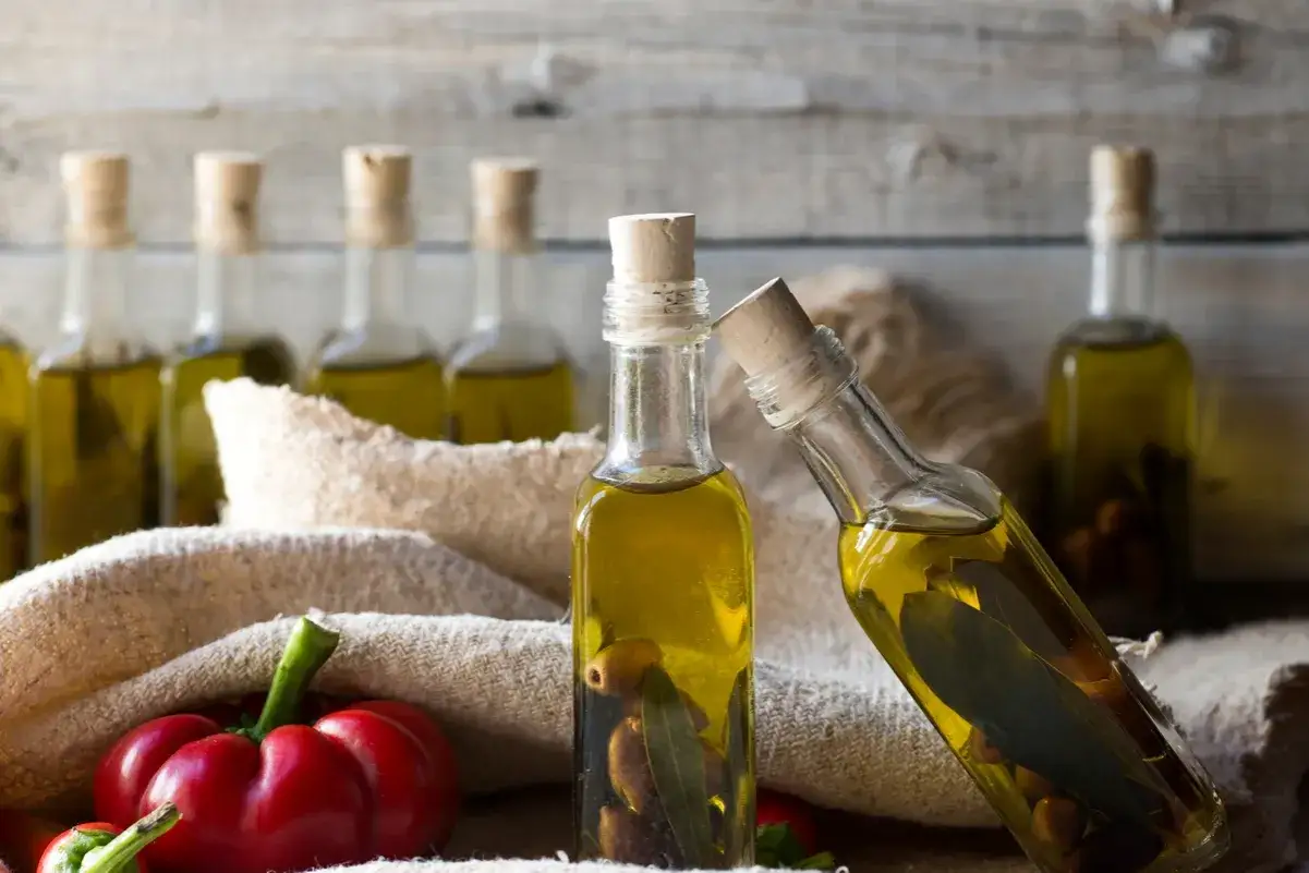 Oliwa z wytłoczyn: Do czego używać? Smażenie, pieczenie i różnice
