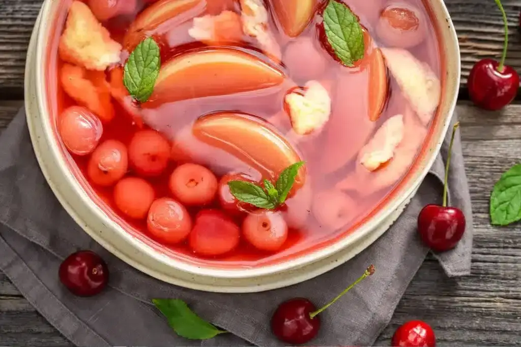 Zupa owocowa: Jak zrobić? Prosty przepis i triki na idealny smak