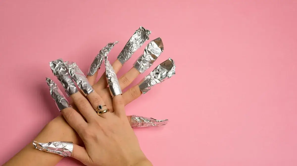 Jak ściągnąć manicure hybrydowy bez uszkodzenia paznokci?