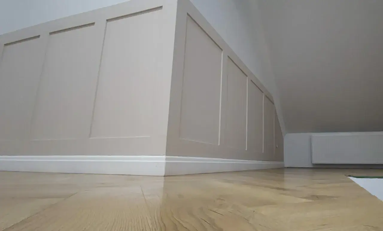 Elegancka boazeria angielska w jasnym kolorze, idealna do wnętrz. Dowiedz się, jak zrobić boazerię angielską krok po kroku.