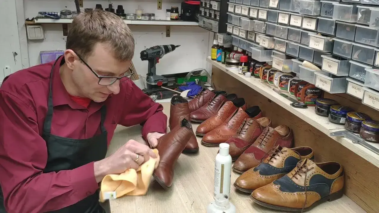 Jak prać buty ręcznie, aby uniknąć ich zniszczenia i uzyskać idealny efekt