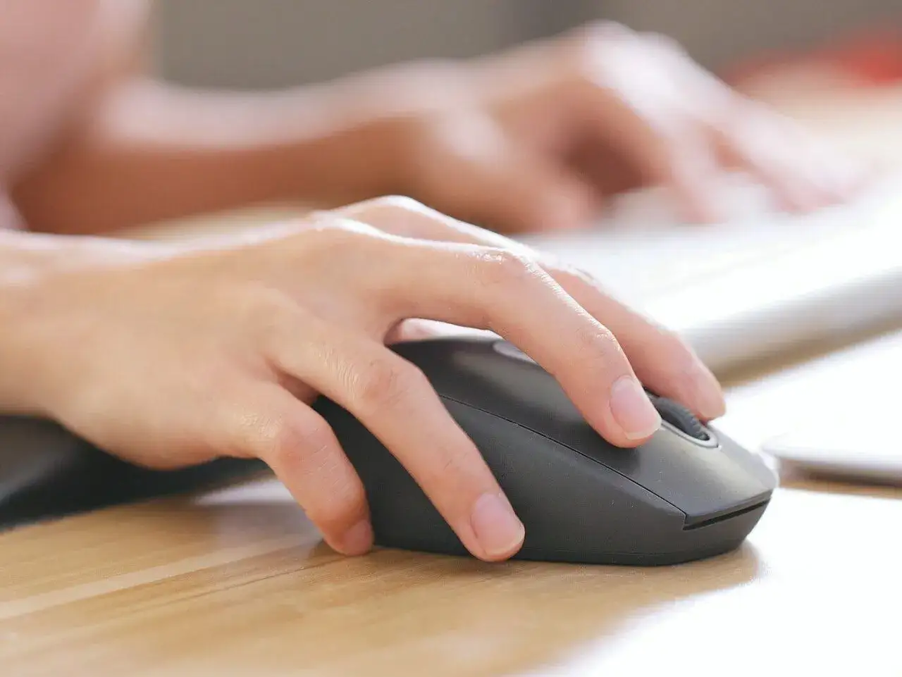 Dłoń steruje myszką bezprzewodową. Dowiedz się, jak podłączyć myszkę bezprzewodową do laptopa bez USB, korzystając z Bluetooth.