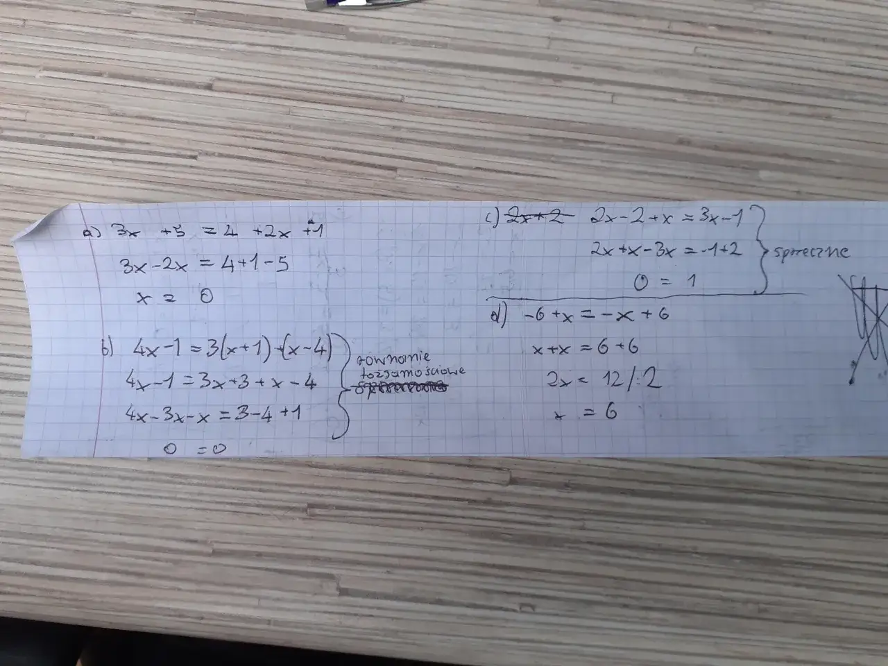 Ręcznie pisane równania matematyczne na kratkowanym papierze, w tym równania sprzeczne.