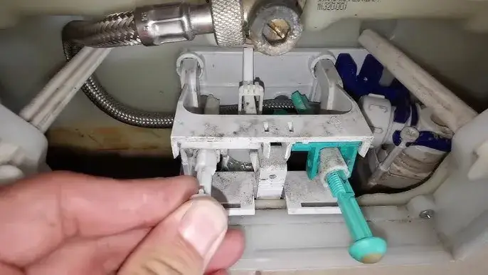 Jak naprawić automat spłukujący i uniknąć kosztownych usterek