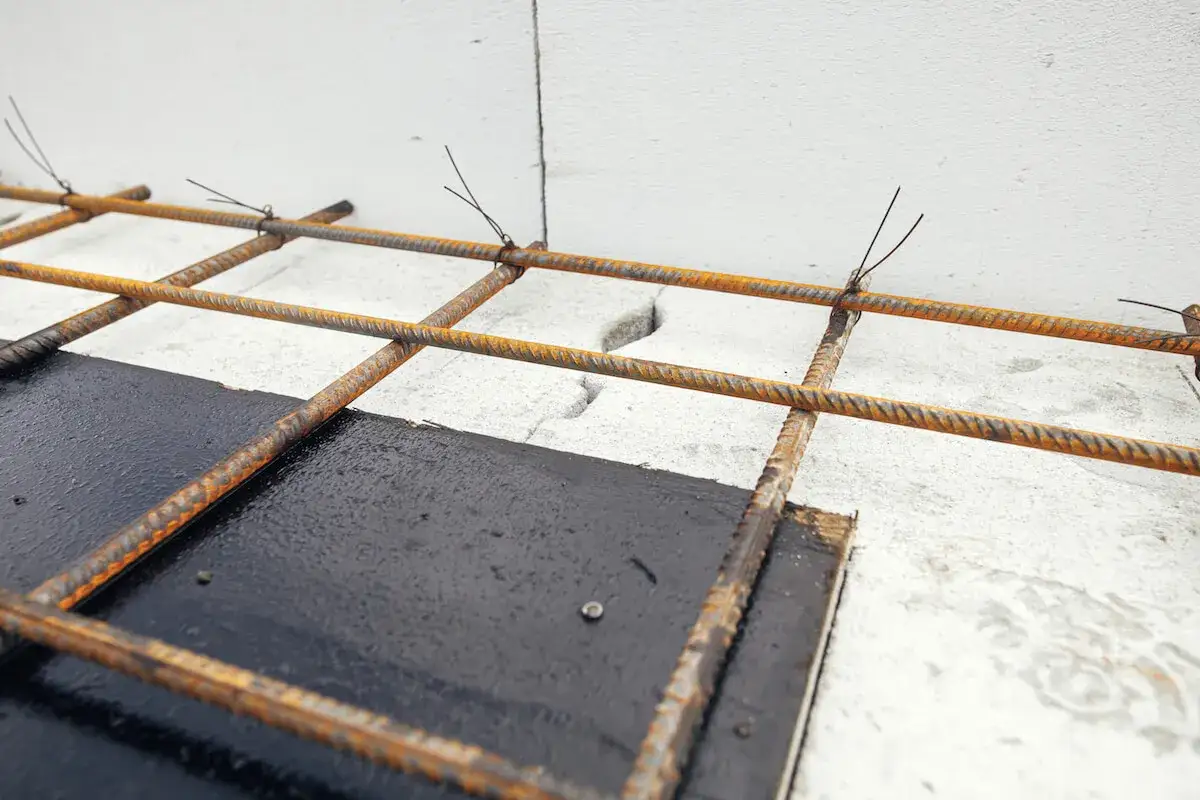 Siatka zbrojeniowa do wylewek, przygotowana do zalania betonem. Widoczne stalowe pręty połączone drutem.