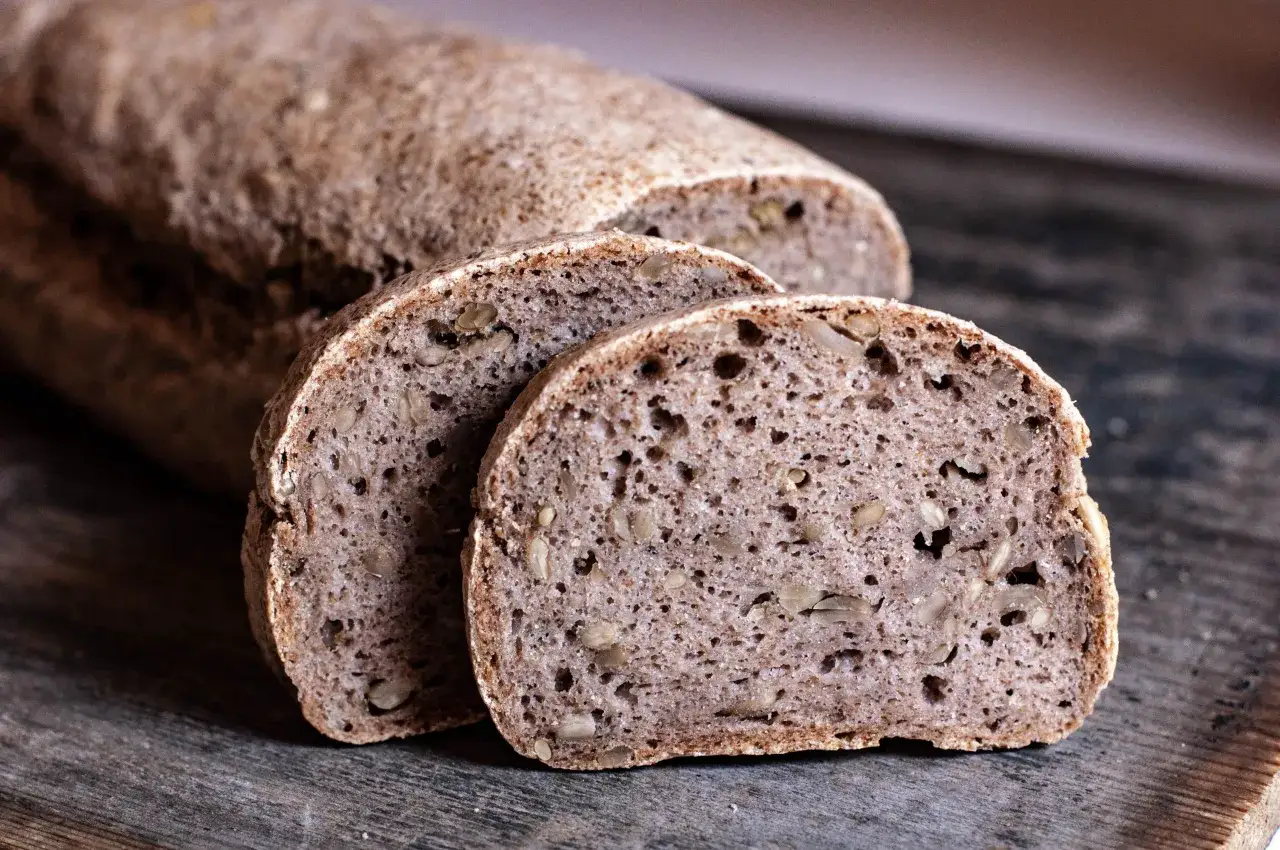 Pyszny chleb bezglutenowy z ziarnami, idealny na śniadanie. Oto przepis na chleb bezglutenowy, który zachwyci każdego.