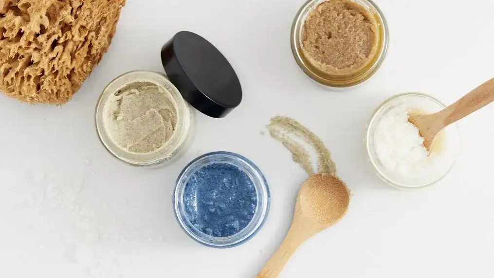 Jaki peeling do ciała wybrać, aby uniknąć podrażnień i zyskać gładką skórę