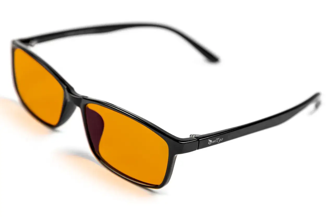 Okulary z filtrem światła niebieskiego: Cały dzień czy tylko wieczorem?