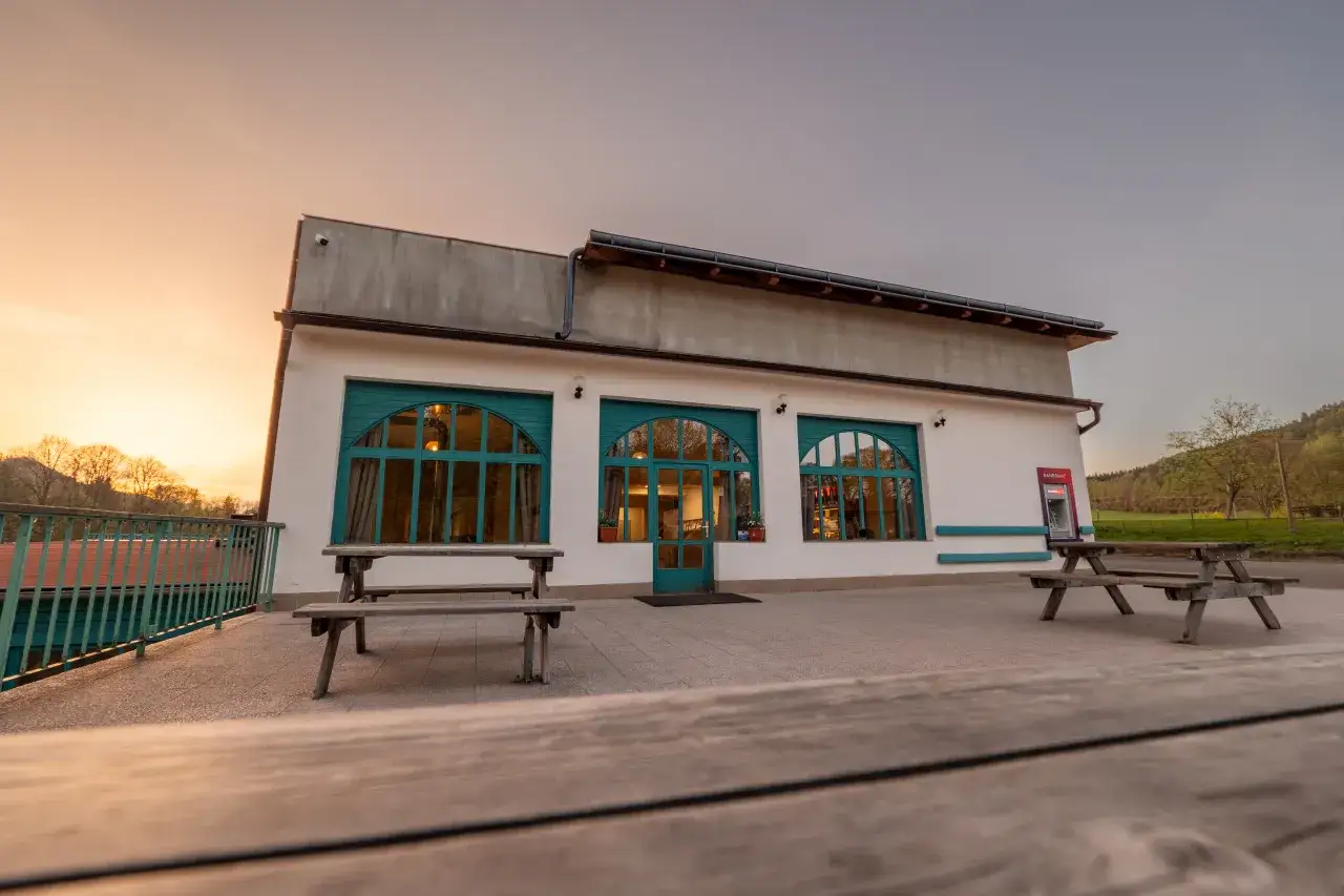 Gdzie zjeść w Adrspach? Odkryj najlepsze lokale gastronomiczne