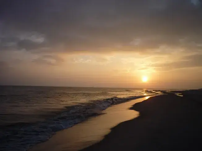 O której dzisiaj zachód słońca nad morzem? Sprawdź godziny!