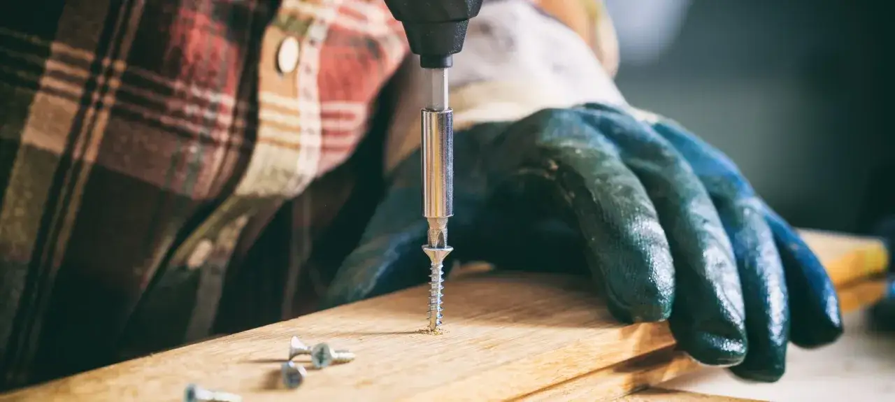 Jak dobrać długość wkrętów do drewna? Oblicz i uniknij błędów.