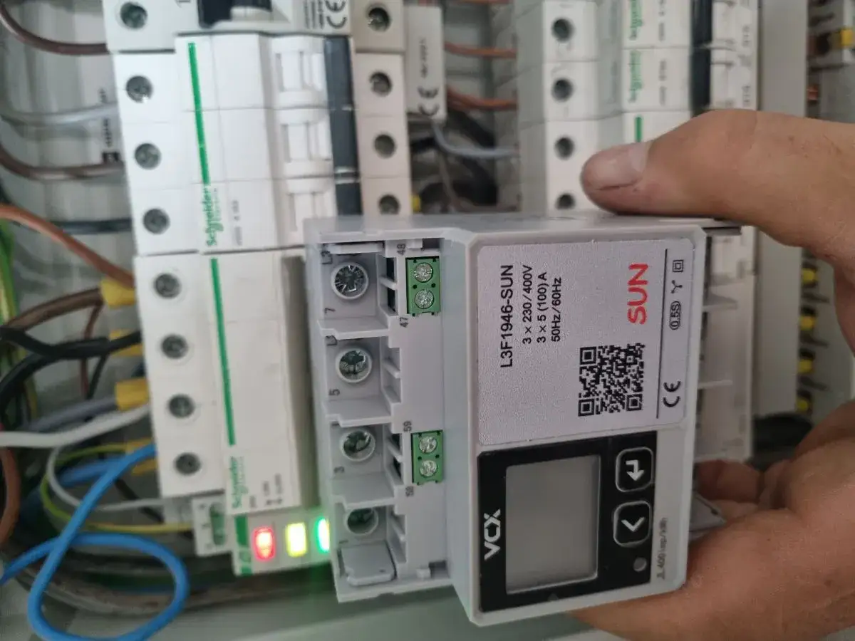 Podlicznik energii elektrycznej SUN L3F1946-SUN zamontowany w skrzynce z wyłącznikami.