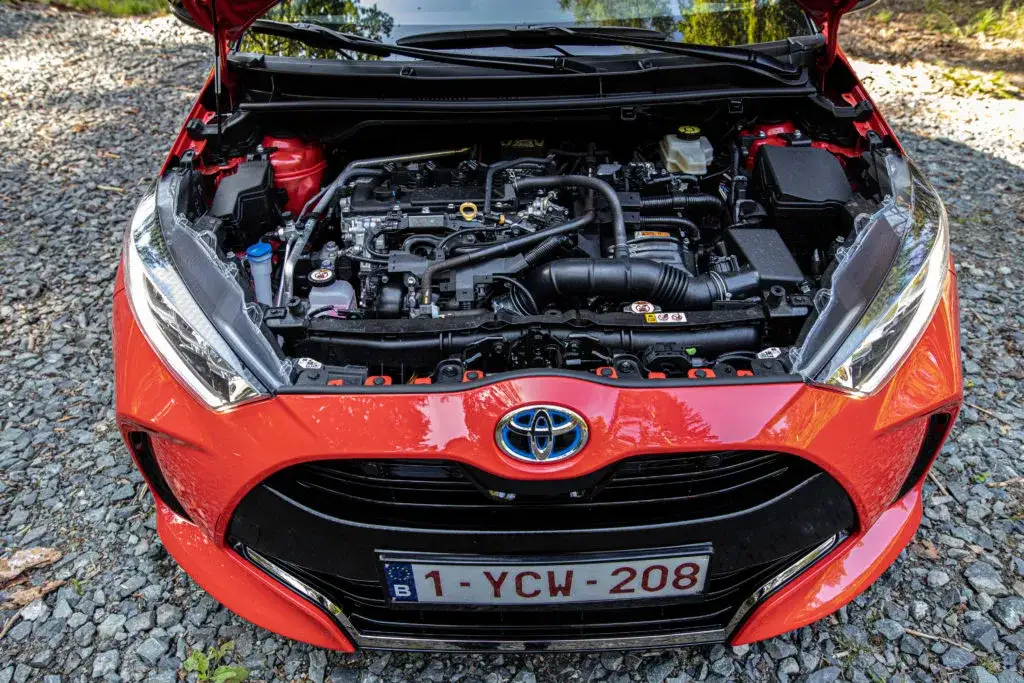 Toyota Yaris: Co pod maską? Benzyna vs. Hybryda Pełny Przewodnik