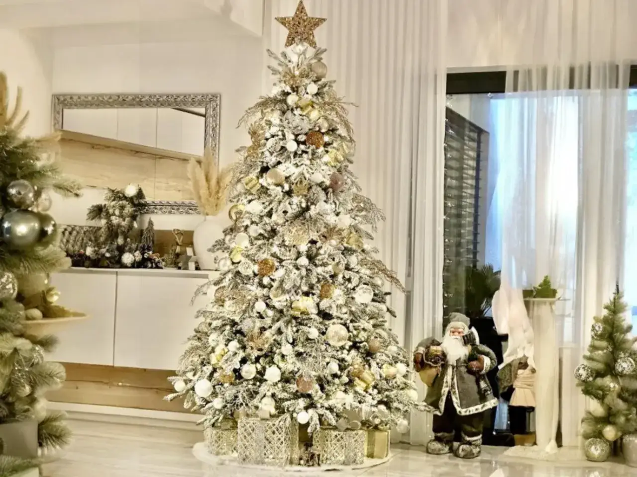 Biała choinka: Inspiracje i porady, jak stworzyć stylową aranżację