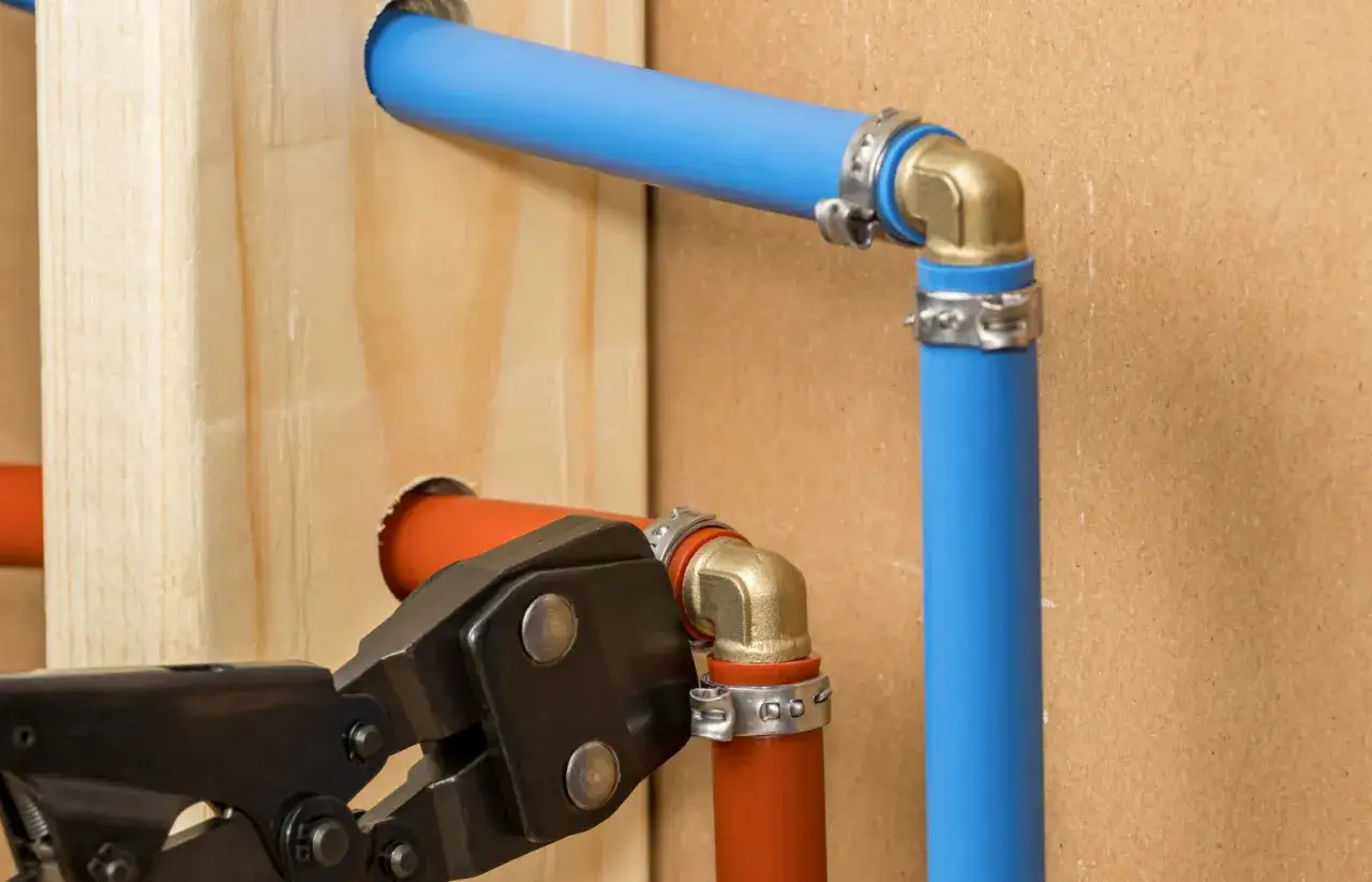 Instalacja hydrauliczna pokazuje, skąd się bierze woda w kranie: rury doprowadzające wodę do domu.