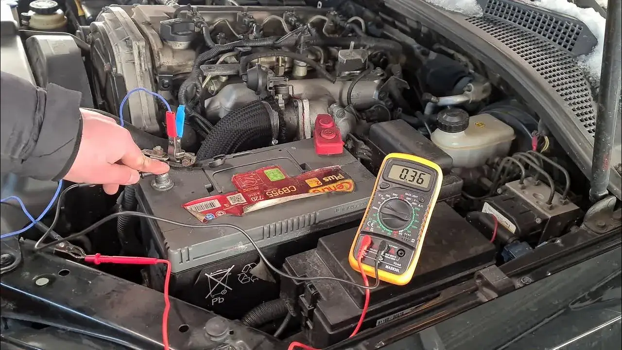 Jak znaleźć co pobiera prąd w samochodzie i uniknąć rozładowania akumulatora