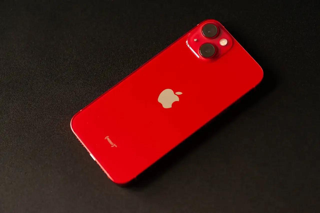 iPhone 13 bez ładowarki? Jaką wybrać i na co uważać!