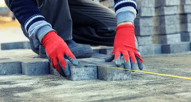 Koszty ułożenia kostki brukowej 2026: Cennik, pułapki i jak oszczędzać?