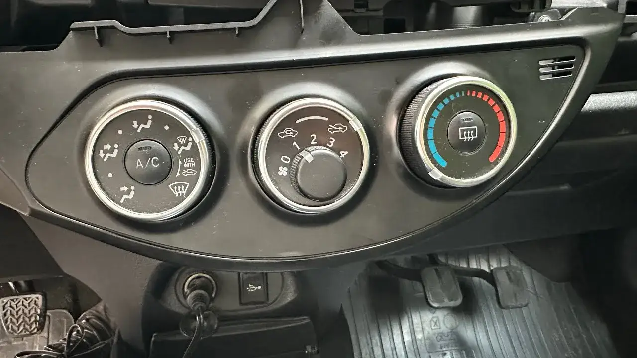 Jak włączyć klimatyzację w Toyota Yaris i cieszyć się komfortem w upały