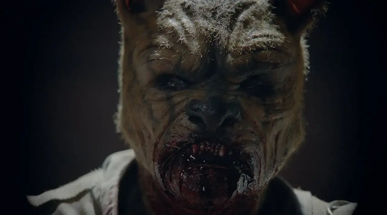 Przerażająca twarz Kubusia Puchatka z filmu "Puchatek: Krew i miód 2". Krwawa paszcza i groźne oczy budzą grozę.