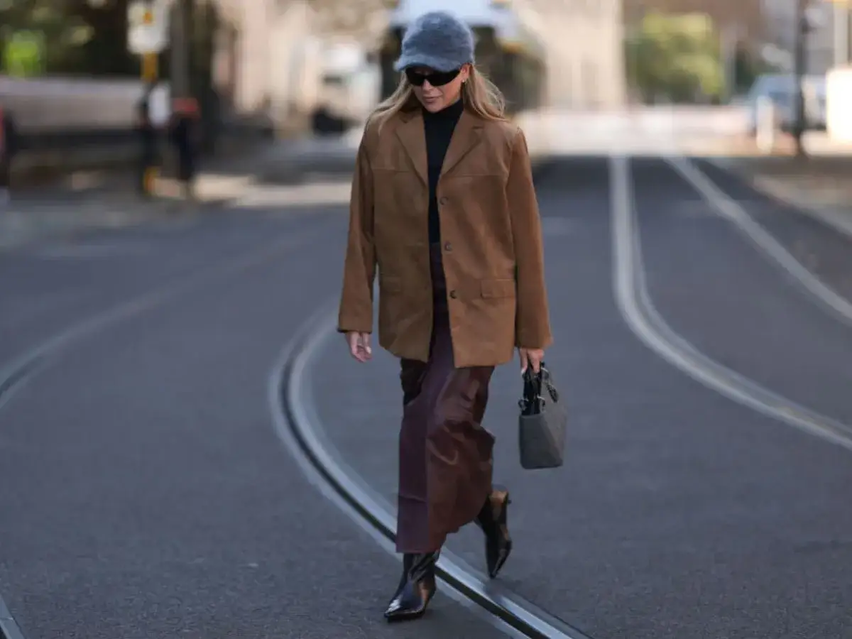 Brązowa skórzana spódnica: Jak nosić ją modnie na każdą okazję?