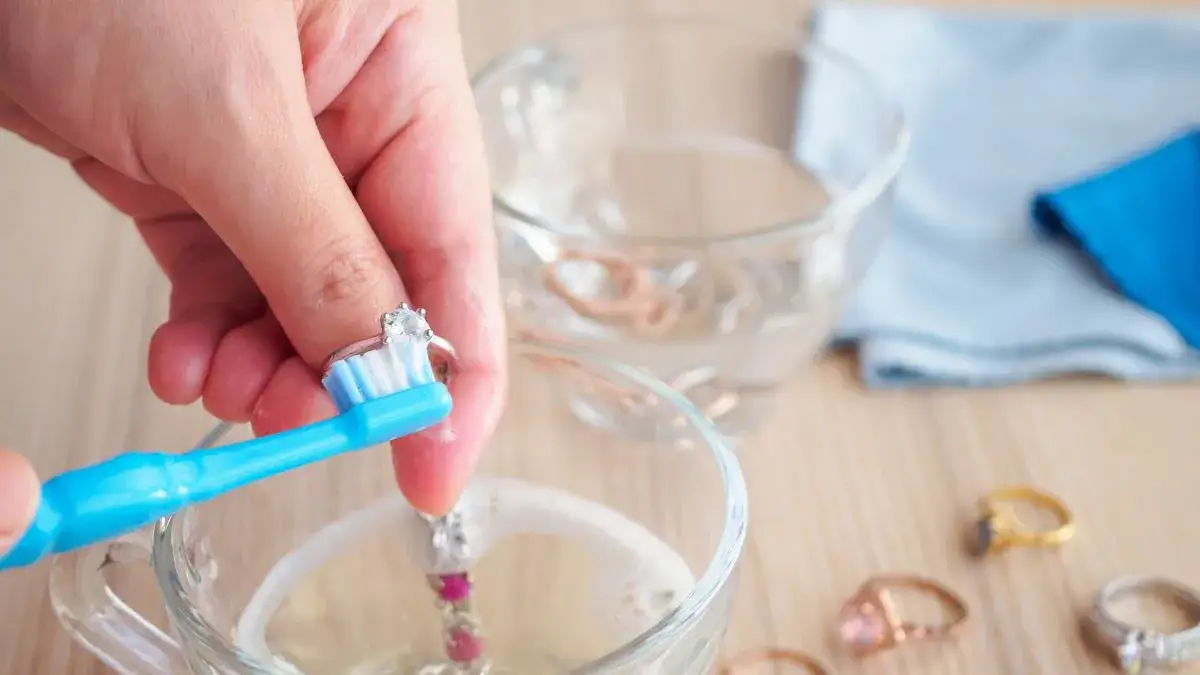 Czyszczenie srebra w domu: Skuteczne i bezpieczne metody na przywrócenie blasku