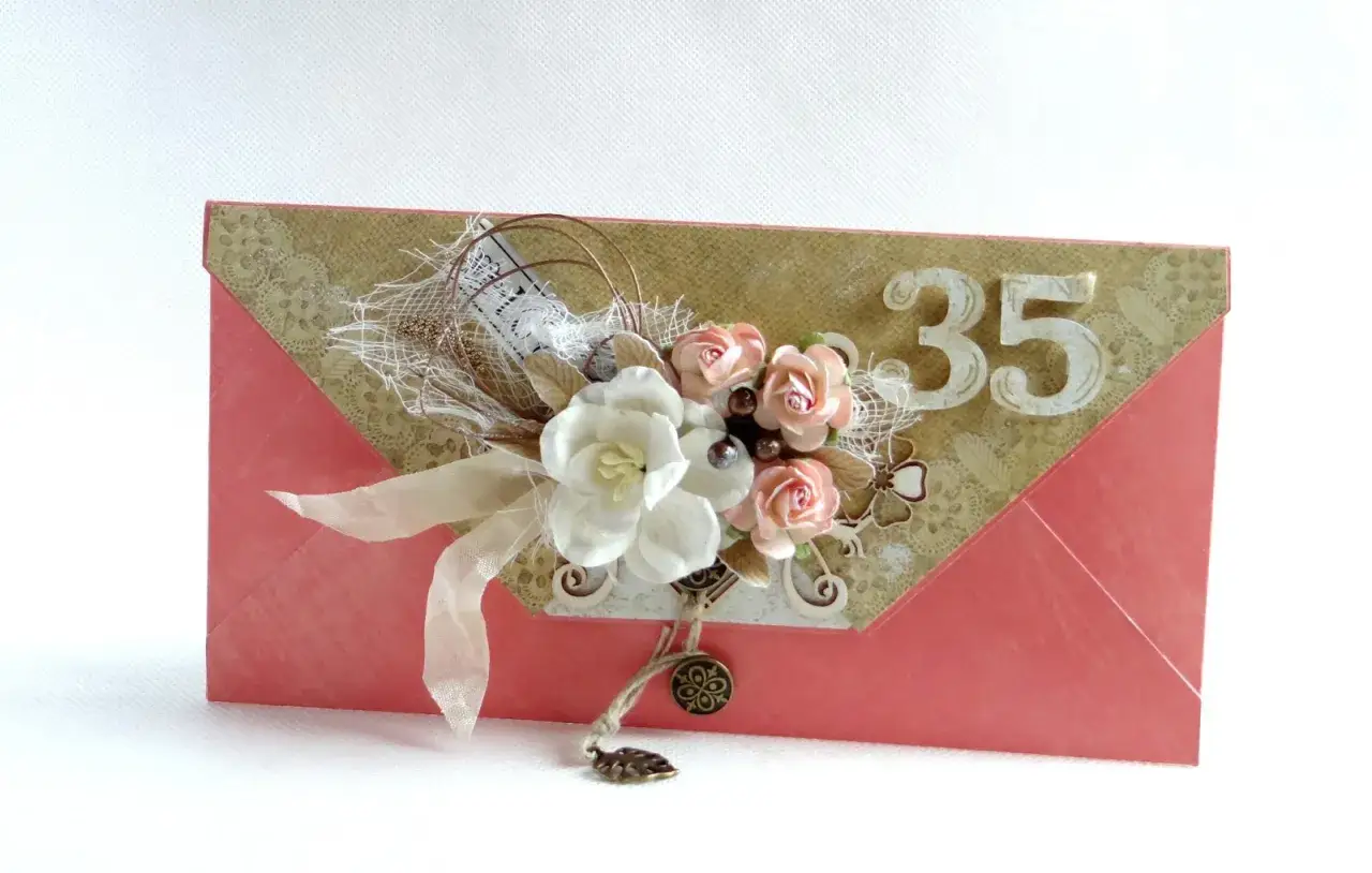 Koperta z ozdobami kwiatowymi i cyframi "35" na białym tle.